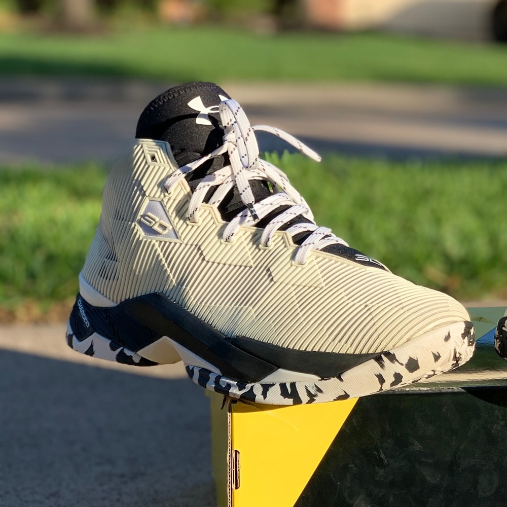 Curry 2.5 Black and White